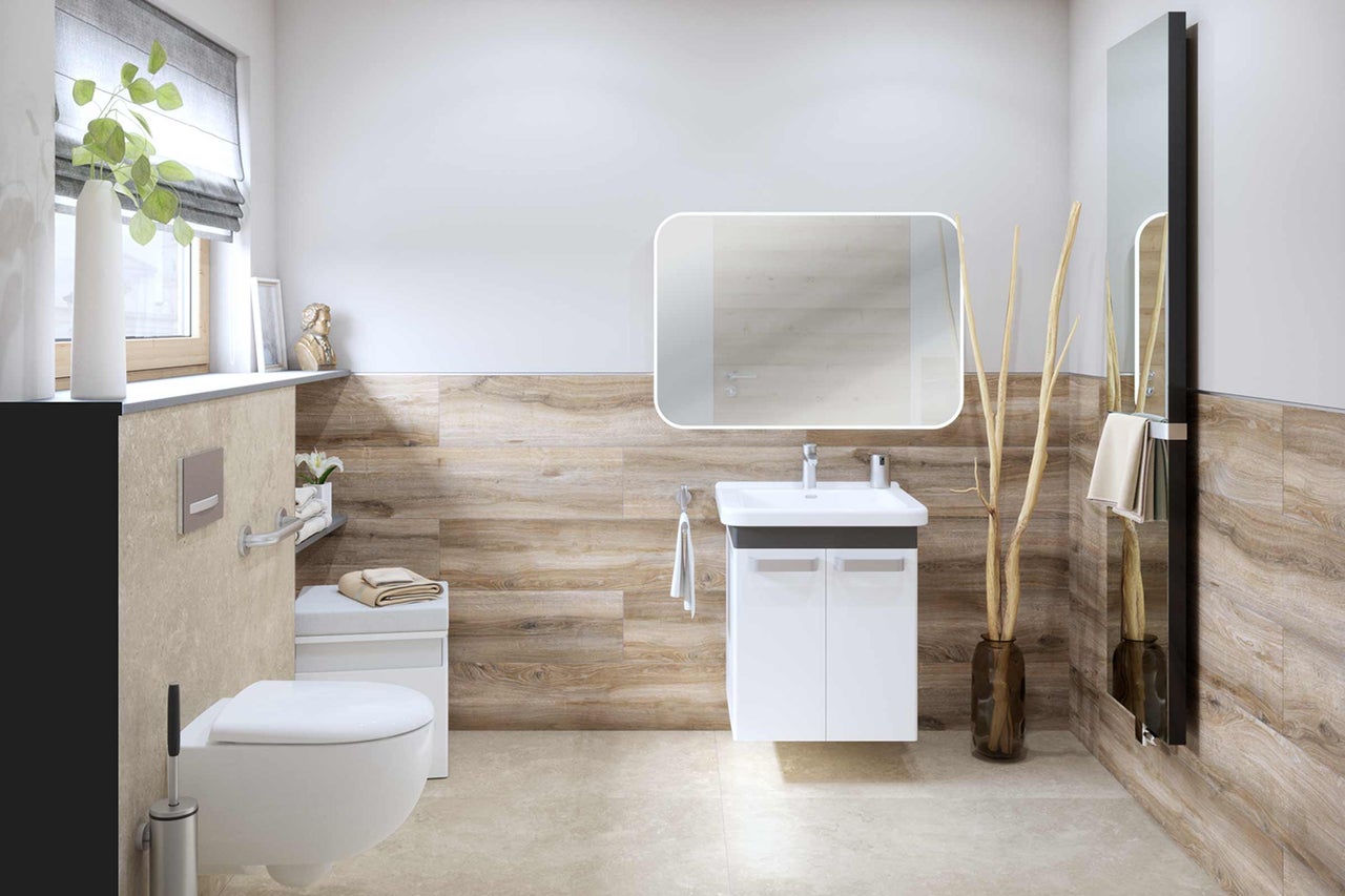 Helles Badezimmer mit Waschtisch, Spiegel, Toilette und Fliesen in Holzoptik für ein freundliches Ambiente.