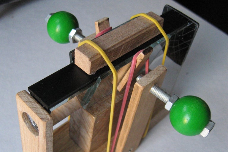 Holzkonstruktion mit Schrauben und Gummibändern