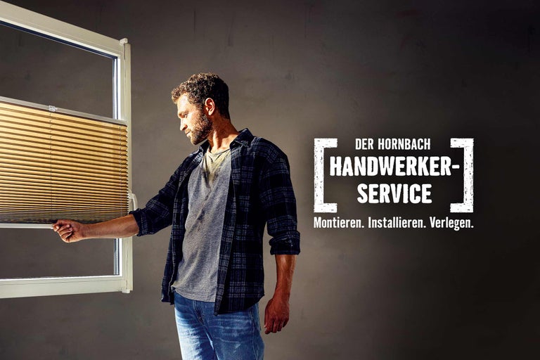 Ein Mann bedient ein Faltrollo an einem Fenster. Im Hintergrund steht der Schriftzug HORNBACH Handwerkerservice.