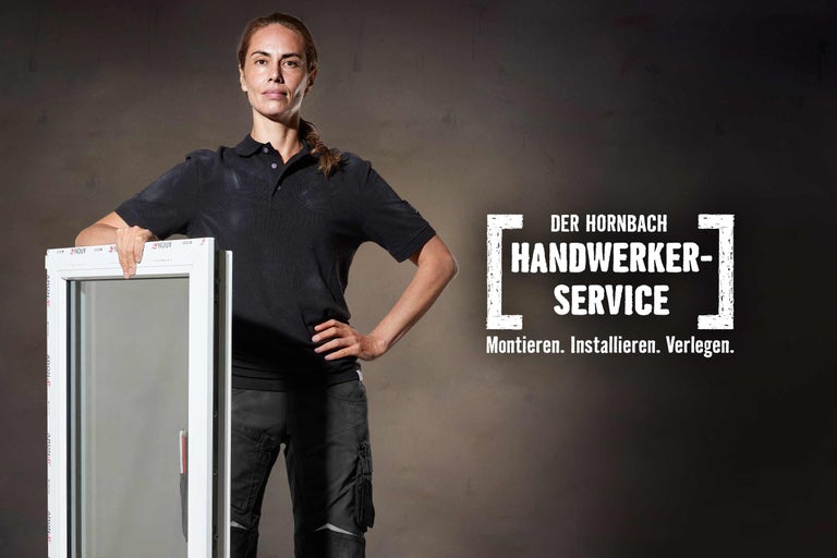 Frau mit Fensterrahmen und Hornbach Handwerkerservice Schriftzug