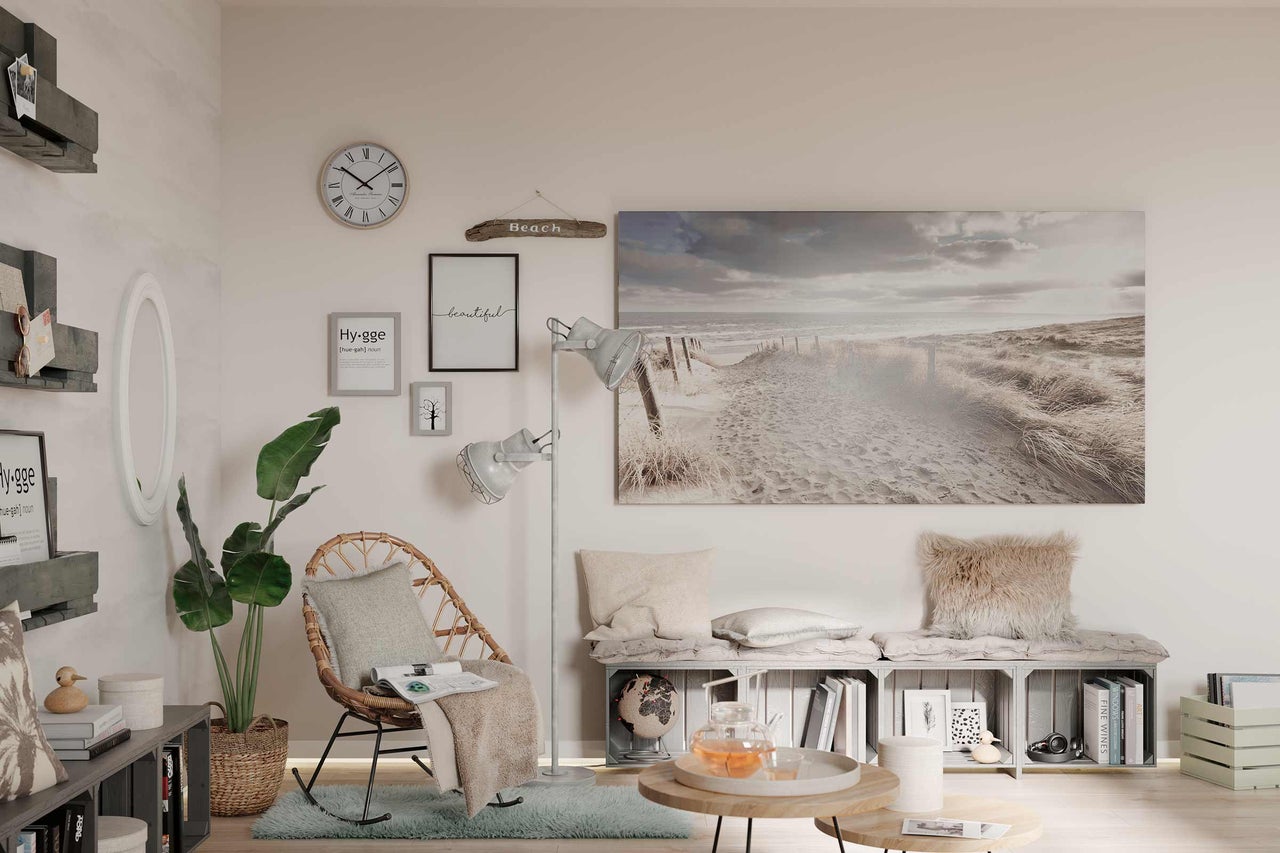 Wohnzimmer mit Rattansessel, Stehlampe, Wanduhr und Dekorationen
