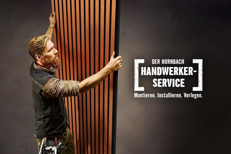 Ein Handwerker montiert eine Akustikpaneele. Der Hornbach Handwerkerservice montiert, installiert und verlegt.