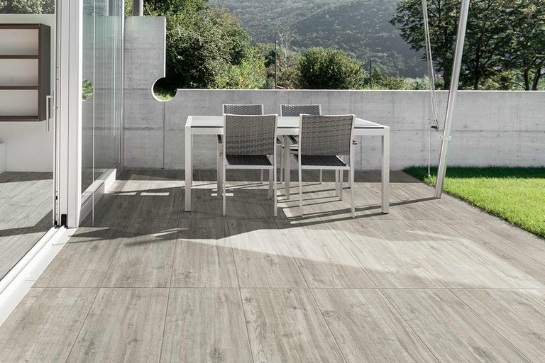 Terrasse mit Holzdielen und Gartentischgruppe