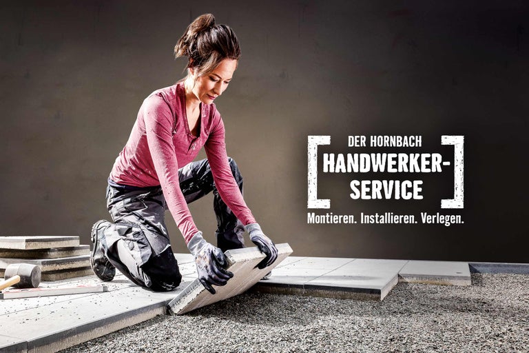 Frau verlegt Pflastersteine mit dem Hornbach Handwerkerservice.