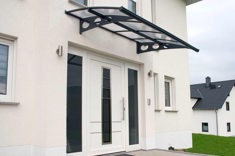Haustür mit Vordach am Wohnhaus