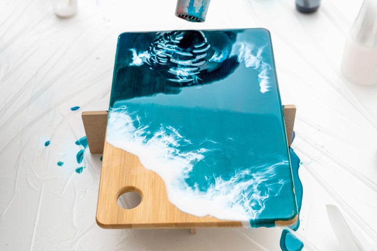 Bambus Schneidebrett mit Ozean Motiv wird mit Heißluftpistole bearbeitet