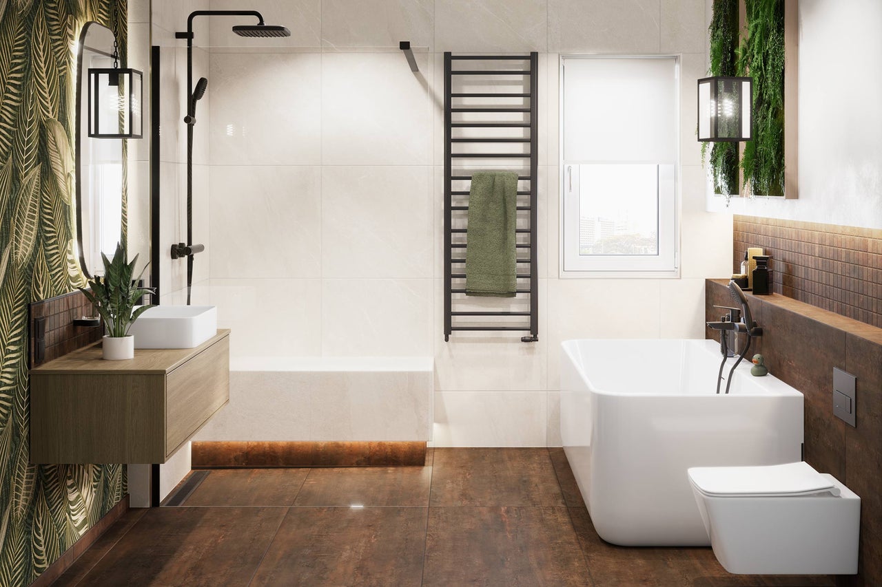 Modernes Badezimmer mit begehbarer Dusche, freistehender Badewanne, Wand-WC, Waschtischunterschrank aus Holz und schwarzem Handtuchheizkörper.
