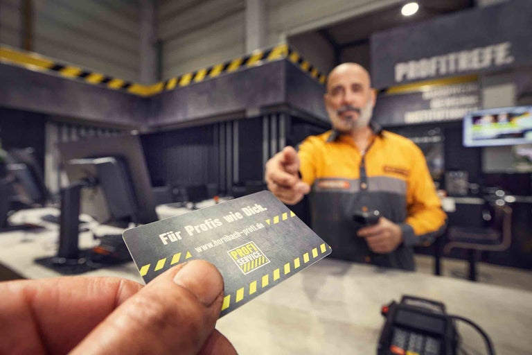 Ein Mitarbeiter von Hornbach reicht eine Profi-Service-Karte.