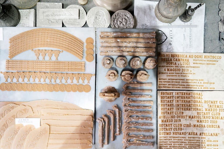 Anordnung von Formteilen für Glockenherstellung.