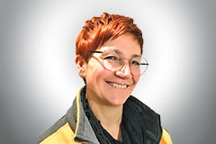 Porträt einer lächelnden Frau mit Brille