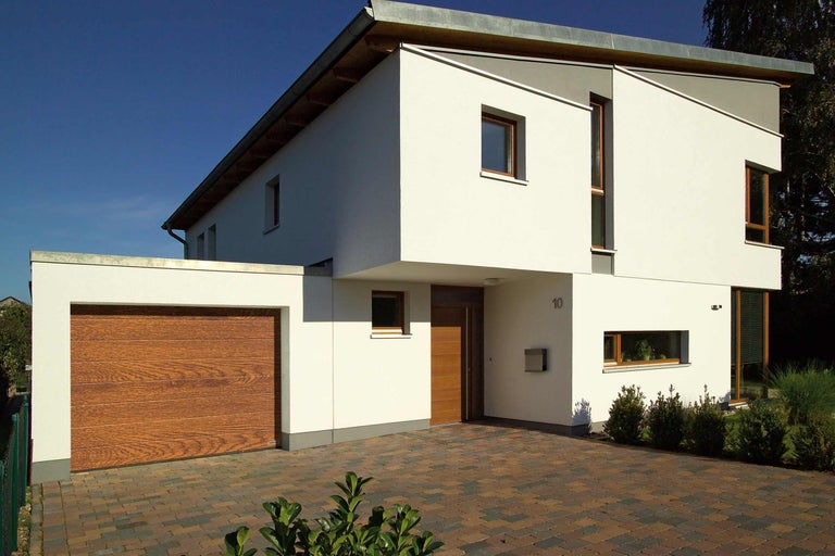Modernes Haus mit Garage und gepflasterter Auffahrt