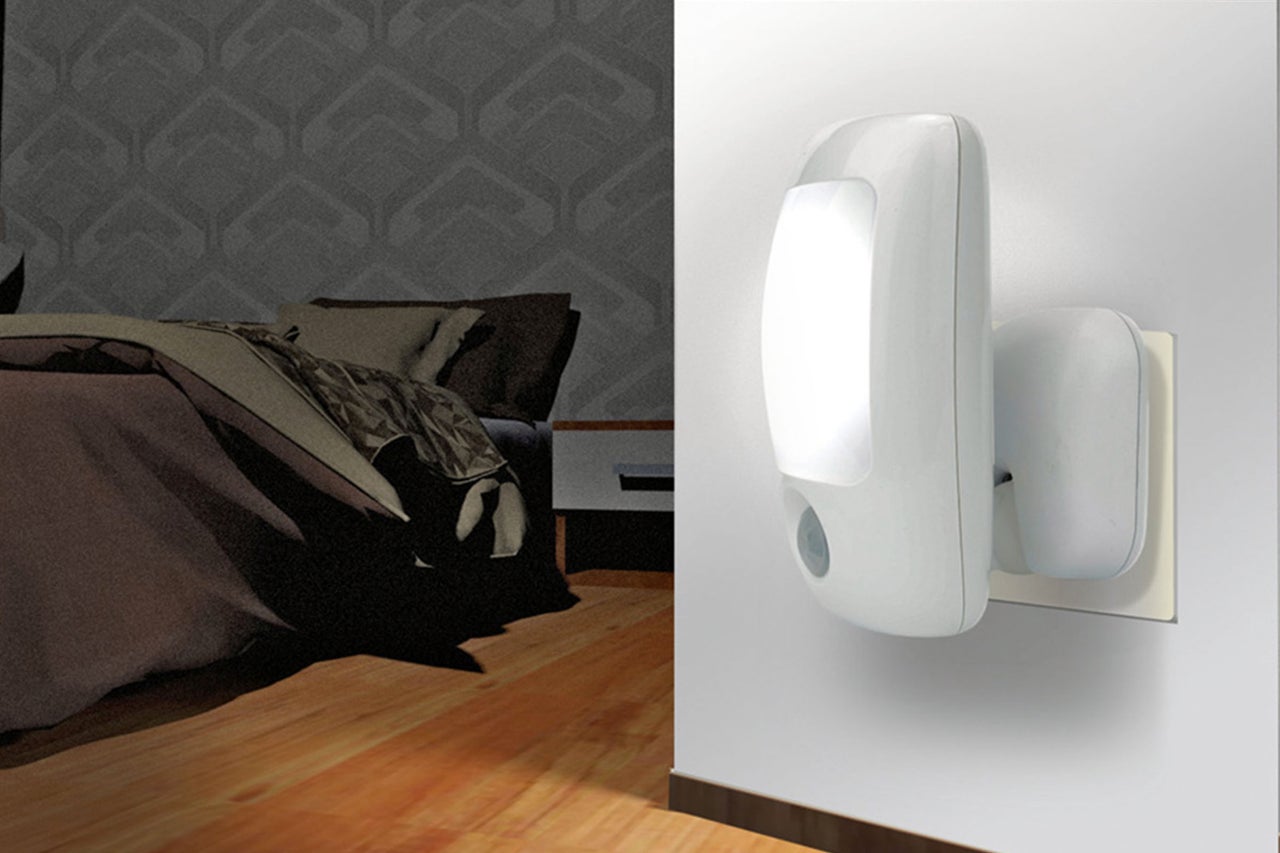 Nachtlicht mit Bewegungsmelder an der Wand neben einem Schlafzimmer