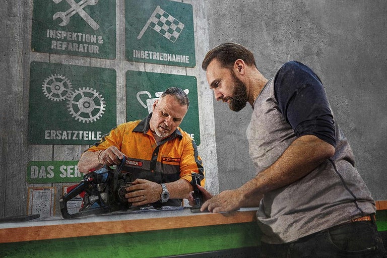 Zwei Männer bei der Inspektion und Reparatur einer Motorsäge, Ersatzteile im Hintergrund