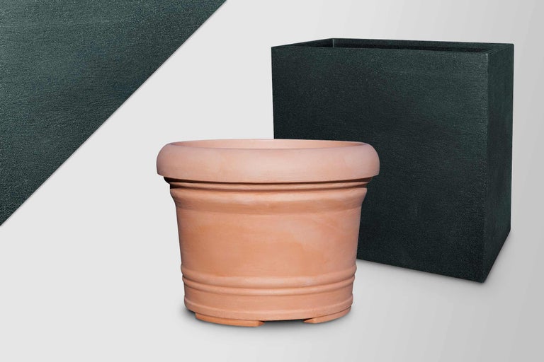 Terracotta Pflanztopf und quadratischer Pflanzkasten