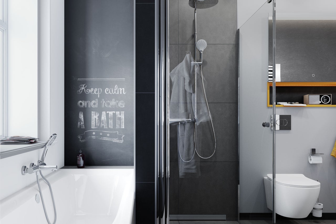 Modernes Badezimmer mit Badewanne, Dusche und Toilette
