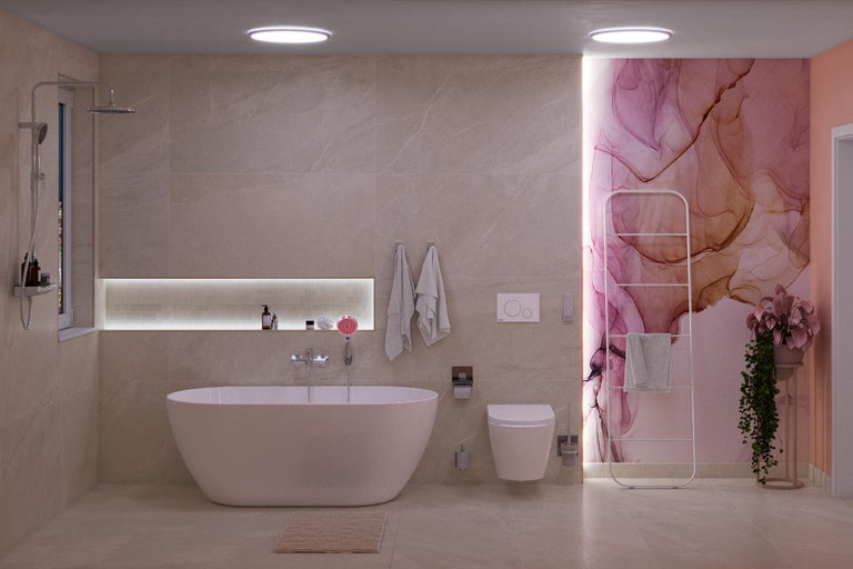 Modernes Badezimmer mit freistehender Badewanne, Toilette und Handtuchwärmer