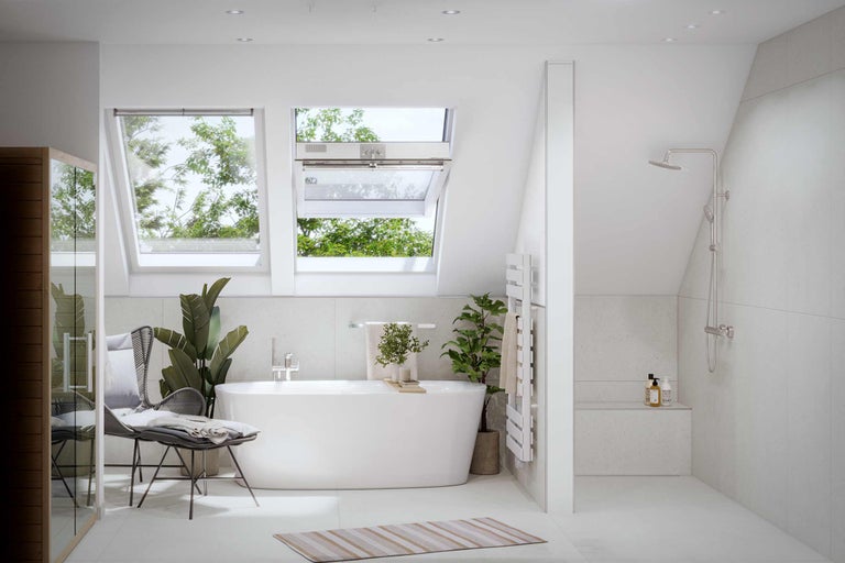 Helles Badezimmer mit Badewanne, Dachfenstern und Dusche