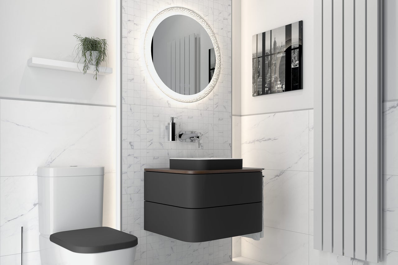 Modernes Badezimmer mit Toilette, Waschbeckenunterschrank, Spiegel und Heizkörper