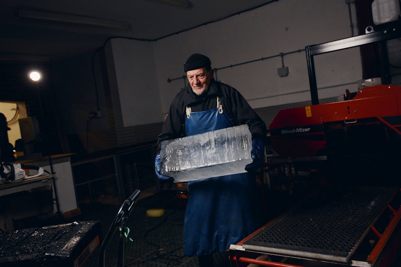 Mann mit Eisblock in Werkstatt