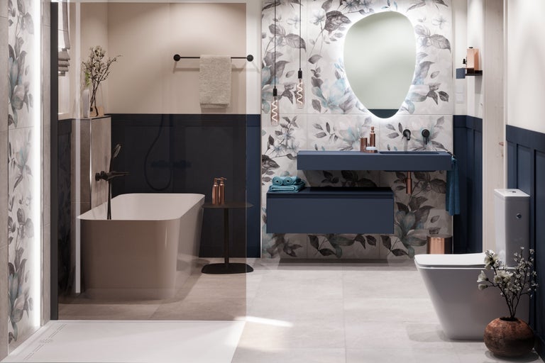 Modernes Badezimmer mit Badewanne, Waschtisch und WC in einem floralen Design