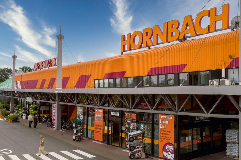 Außenansicht des Hornbach Baumarkts mit Gartenabteilung und Haupteingang