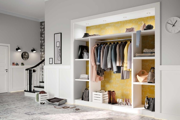 Eingangsbereich mit offenem Kleiderschrank, Garderobe und Accessoires