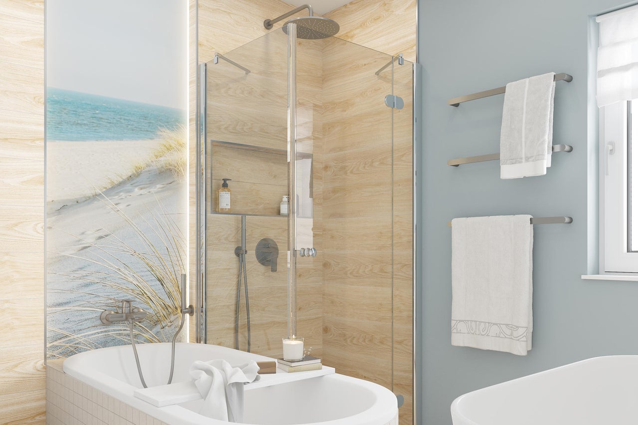 Helles Badezimmer mit Badewanne, Glasduschkabine, Fliesen in Holzoptik, Wandbild mit Strandmotiv und silbernen Handtuchhaltern. Modernes Design.