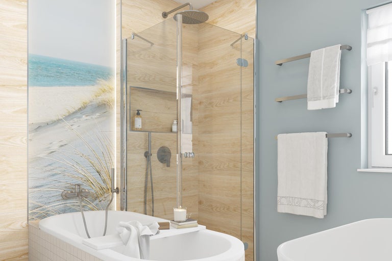 Helles Badezimmer mit Badewanne, Glasduschkabine, Fliesen in Holzoptik, Wandbild mit Strandmotiv und silbernen Handtuchhaltern. Modernes Design.