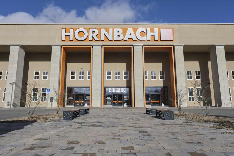 Außenansicht eines Hornbach Baumarktes mit Eingangsbereich und Parkplatz