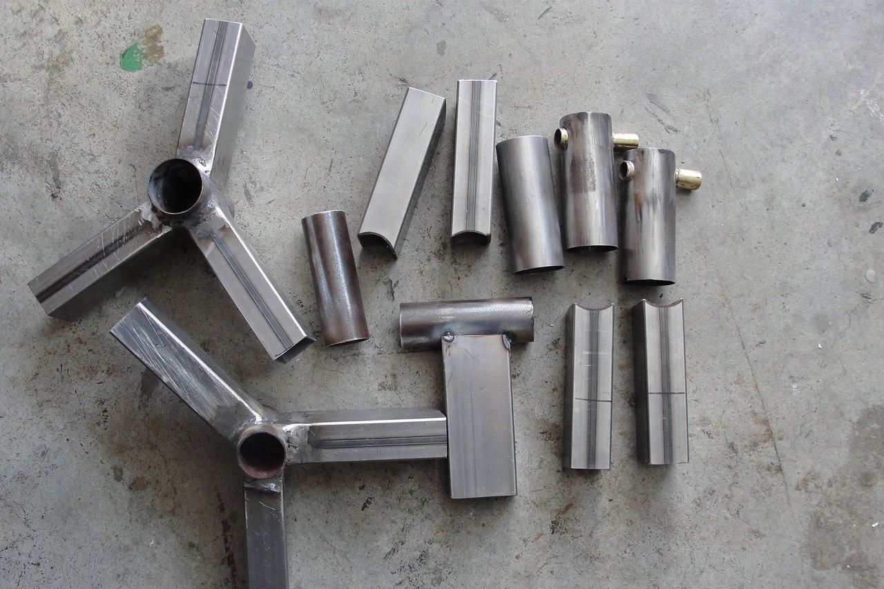 Metallteile für Konstruktionen auf einer Werkbank