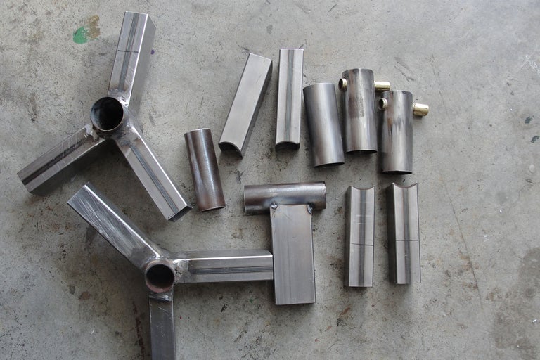 Metallteile für Konstruktionen auf einer Werkbank