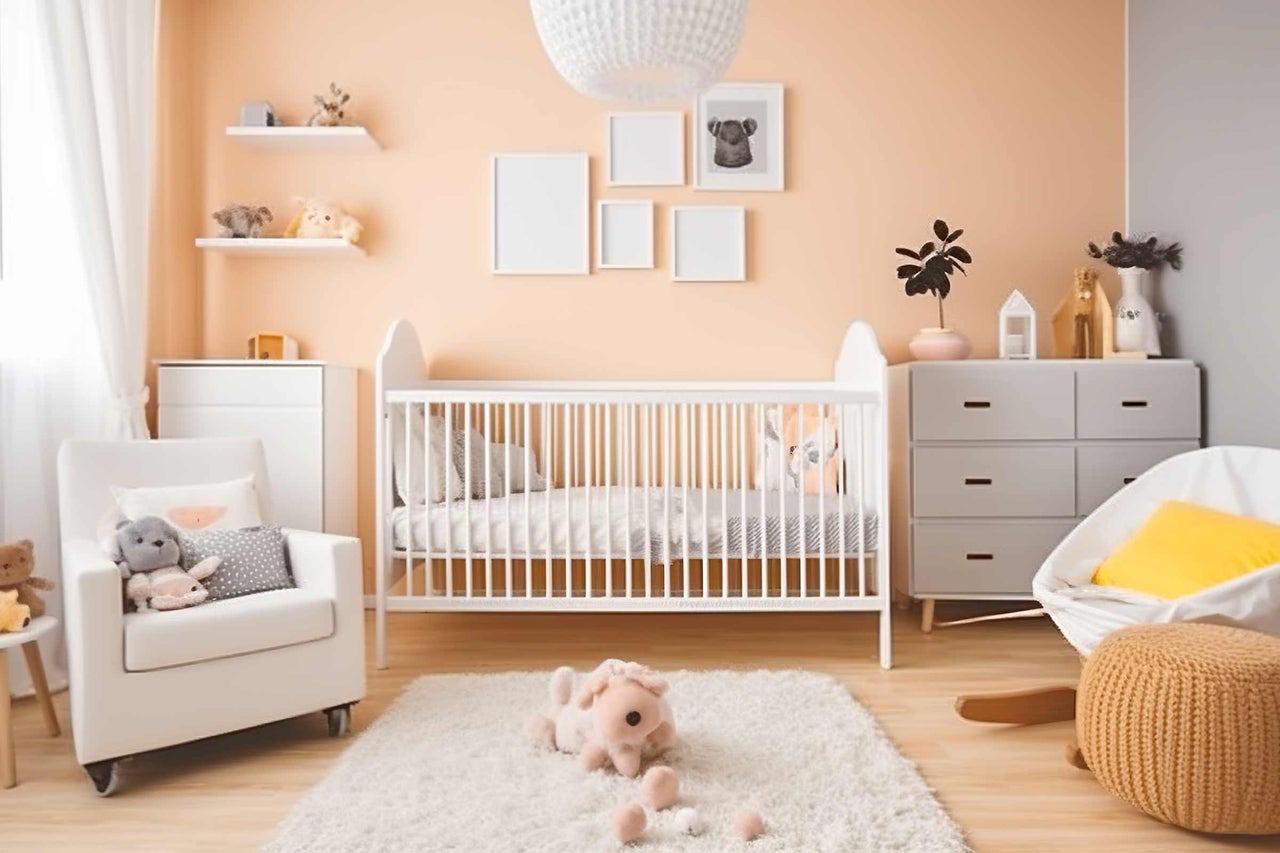 Helles Kinderzimmer mit Kinderbett, Sessel und Kommode