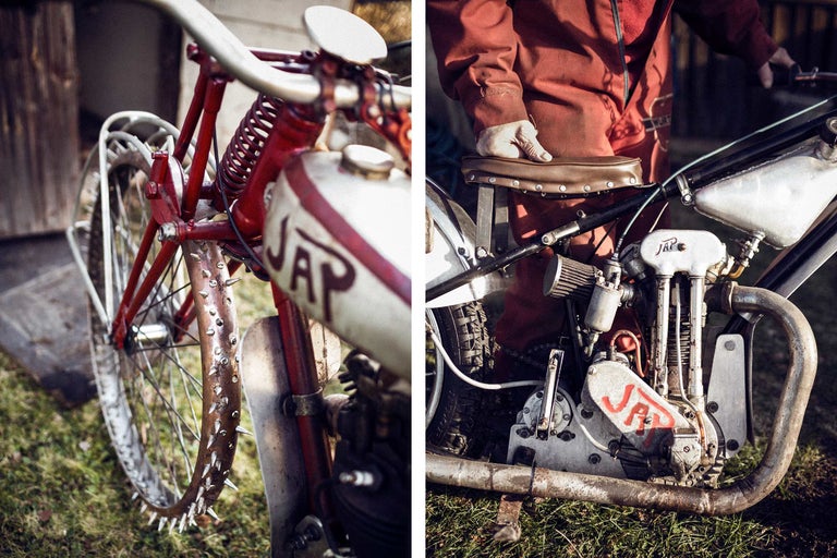 Detailansicht eines Oldtimer-Motorrads mit JAP-Logo auf Tank und Motorblock