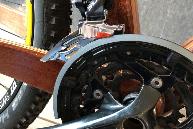 Detailaufnahme eines Fahrrads mit Umwerfer und Kettenblatt