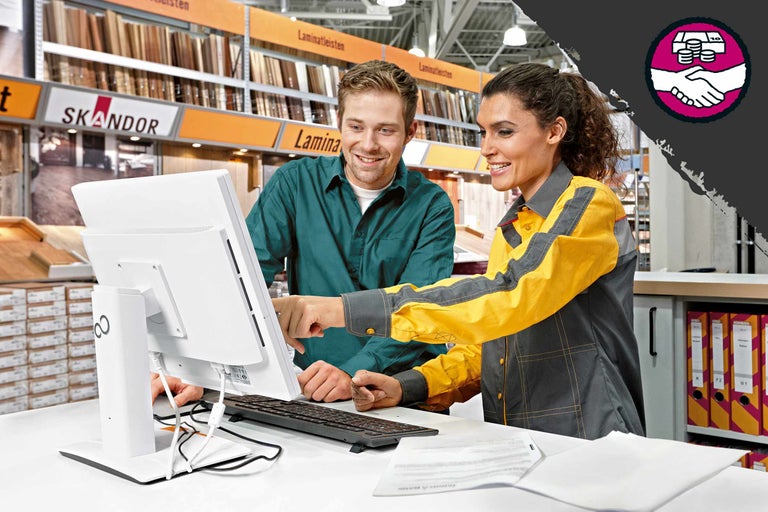 Kundenberatung im Hornbach Markt vor Regalen mit Laminat und Laminatleisten.