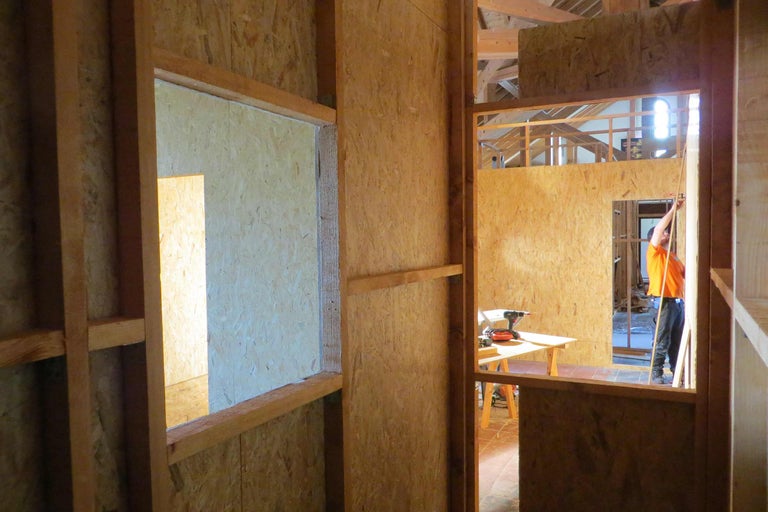Innenausbau mit Holz und Fensterausschnitt