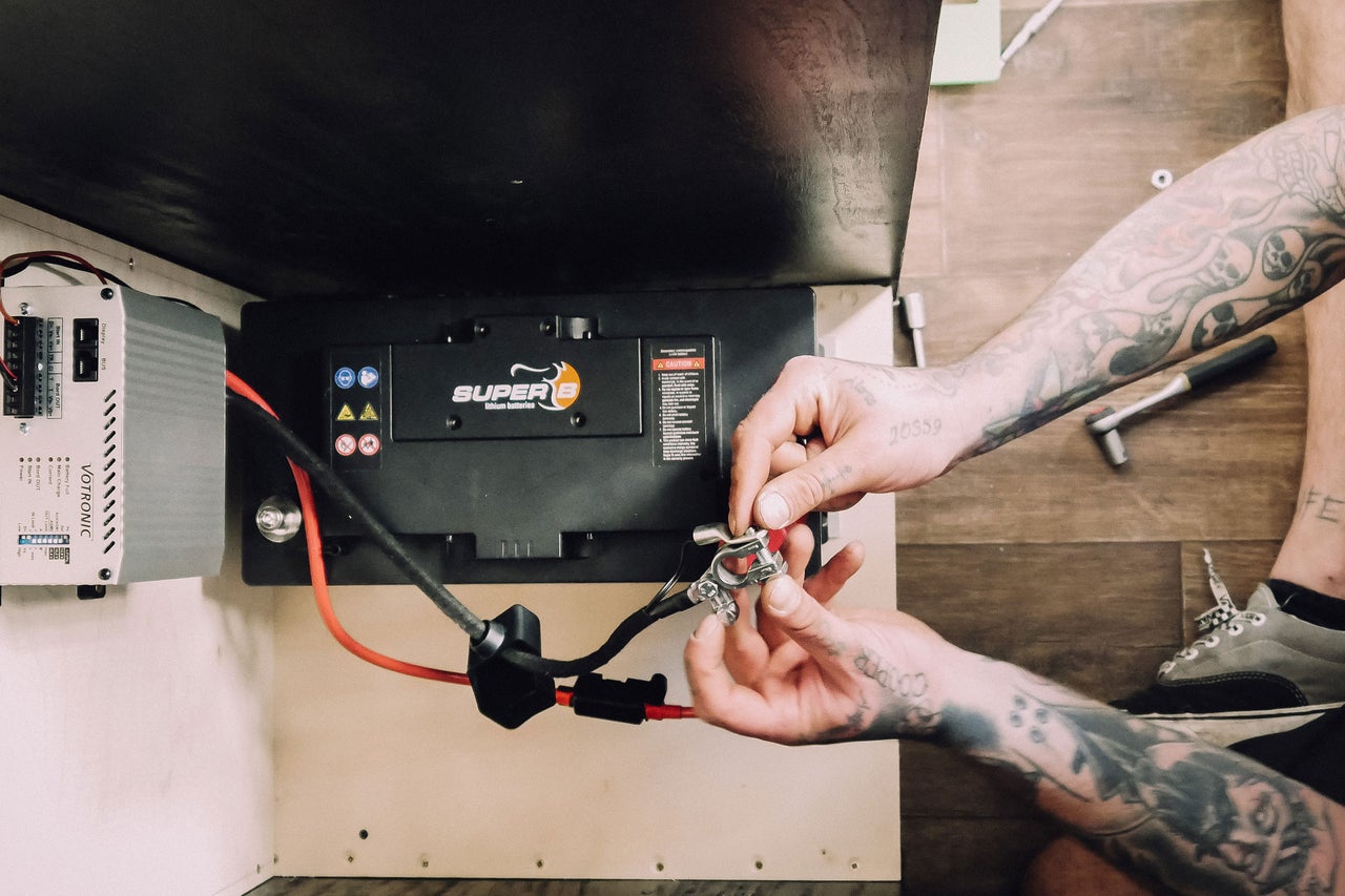 Installation einer Super B Lithium Batterie mit Votronic Ladegerät in einem Holzgehäuse