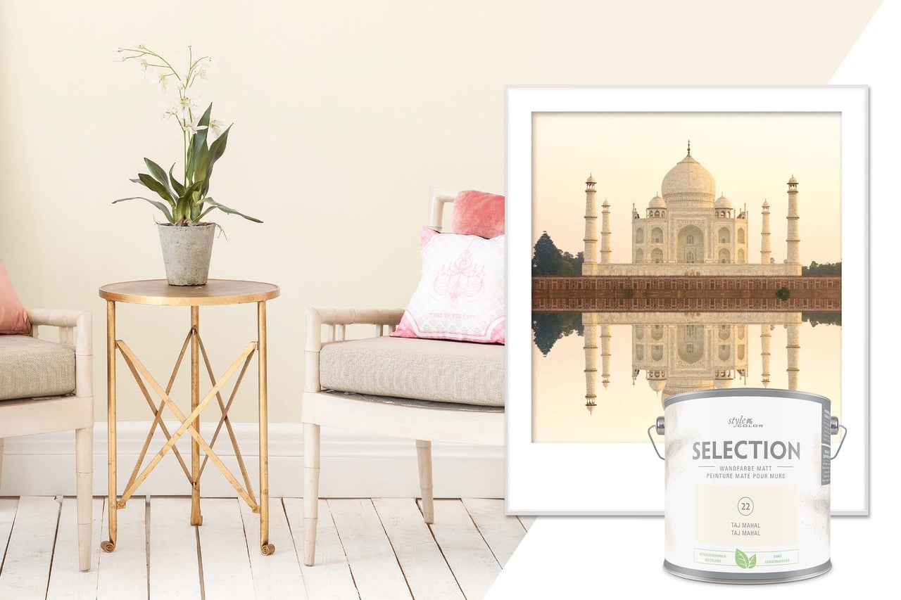 Wohnraumszene mit Farbeimer, Tisch, Stuhl und gerahmtem Bild des Taj Mahal