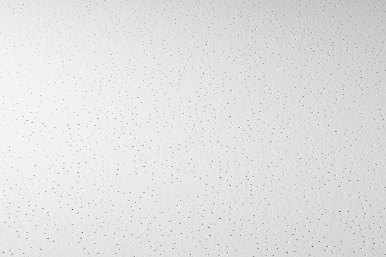 Detailansicht einer Deckenplatte mit feiner Perforation