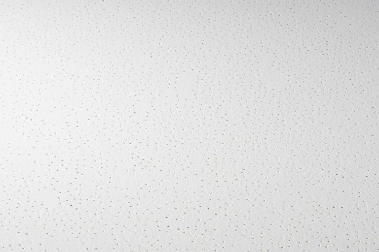 Detailansicht einer Deckenplatte mit feiner Perforation