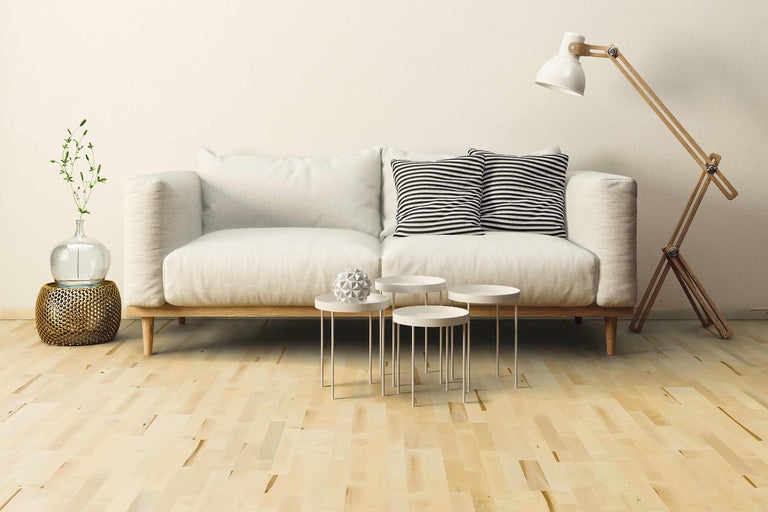 Wohnzimmer mit Sofa, Tischgruppe und Stehlampe