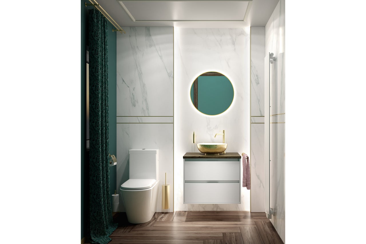 Modernes Badezimmer mit Wänden in Marmor-Optik, goldenem Aufsatzwaschbecken, weißer Toilette, grünem Vorhang und dunklem Holzboden.