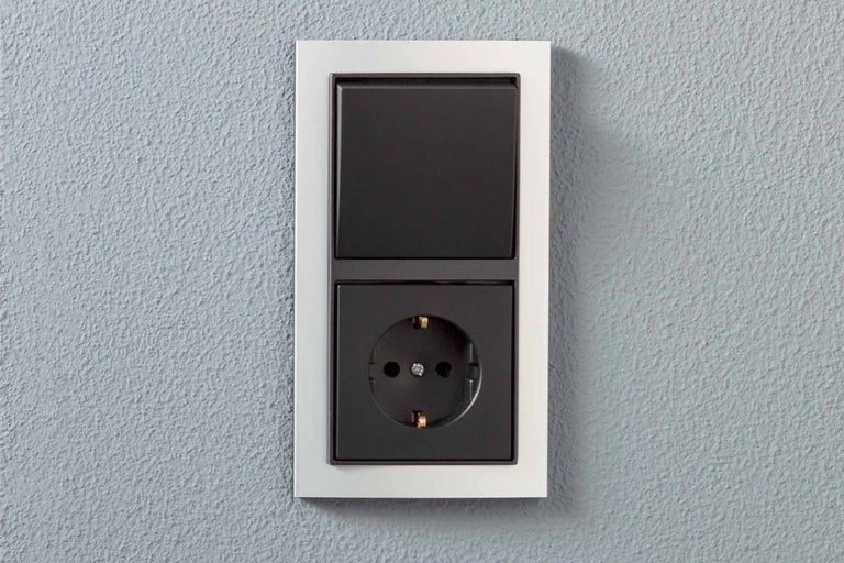 Lichtschalter und Steckdose mit Rahmen