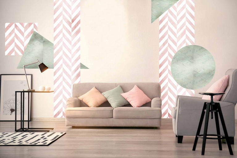 Wohnzimmer mit Sofa, Sessel, Beistelltisch, Lampe und gemusterter Tapete