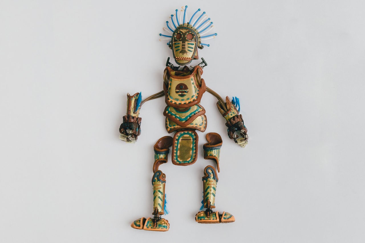 Figur aus verschiedenen Materialien, die einen Krieger darstellt