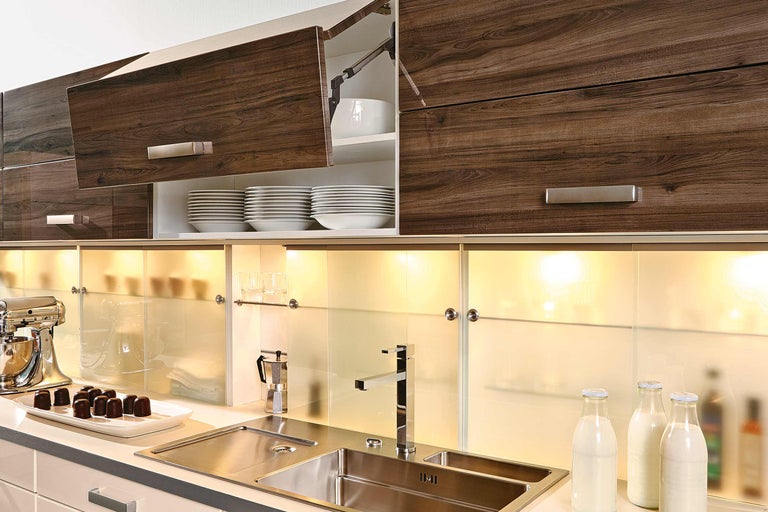 Moderne Küche mit Holzfronten und Edelstahlspüle