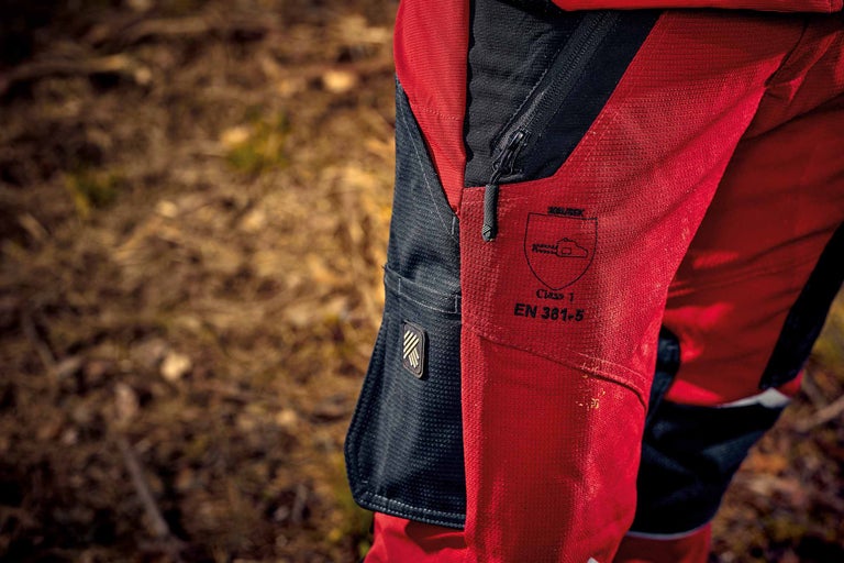 Detailaufnahme einer Forsthose mit Reißverschluss und Kennzeichnung nach EN 381-5, Klasse 1