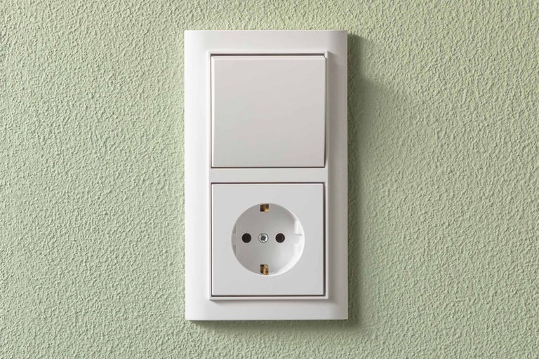 Lichtschalter und Steckdose für die Wandmontage