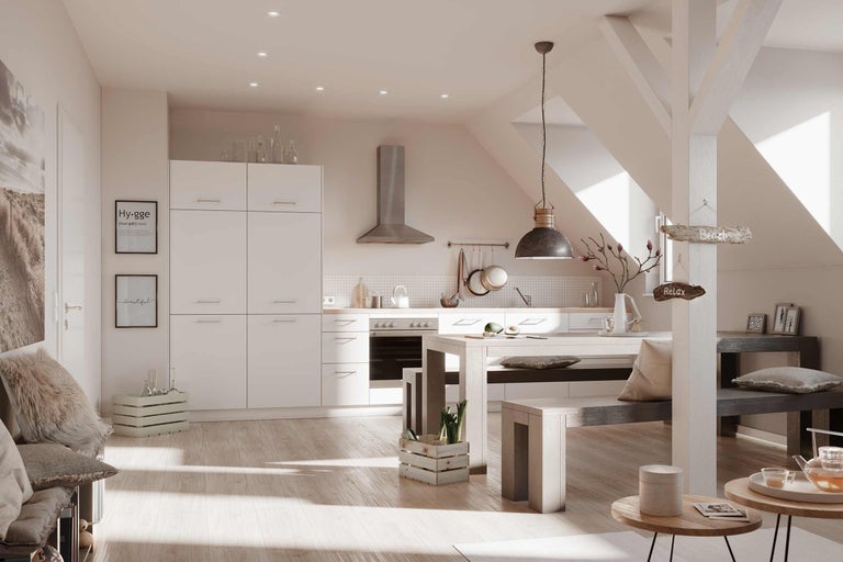 Helle Küche im Dachgeschoss mit Essbereich, Küchenzeile und Dekorationen für eine gemütliche Atmosphäre.