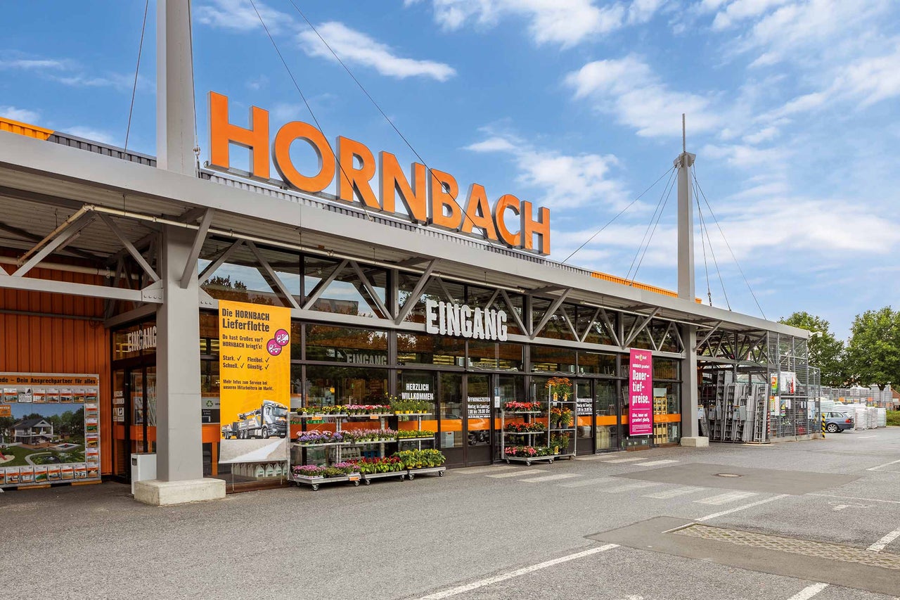  Hornbach Baumarkt Filiale mit Eingangsbereich und Parkplatz 